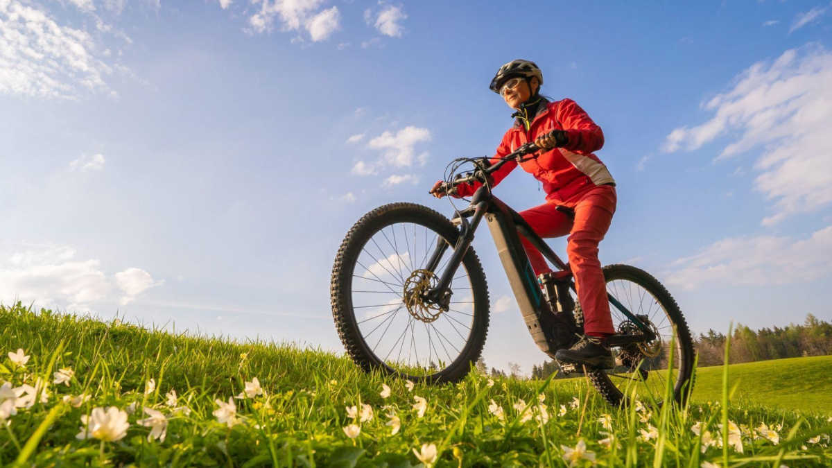 How Far Will an Electric Bike Go Without Pedaling? 2023